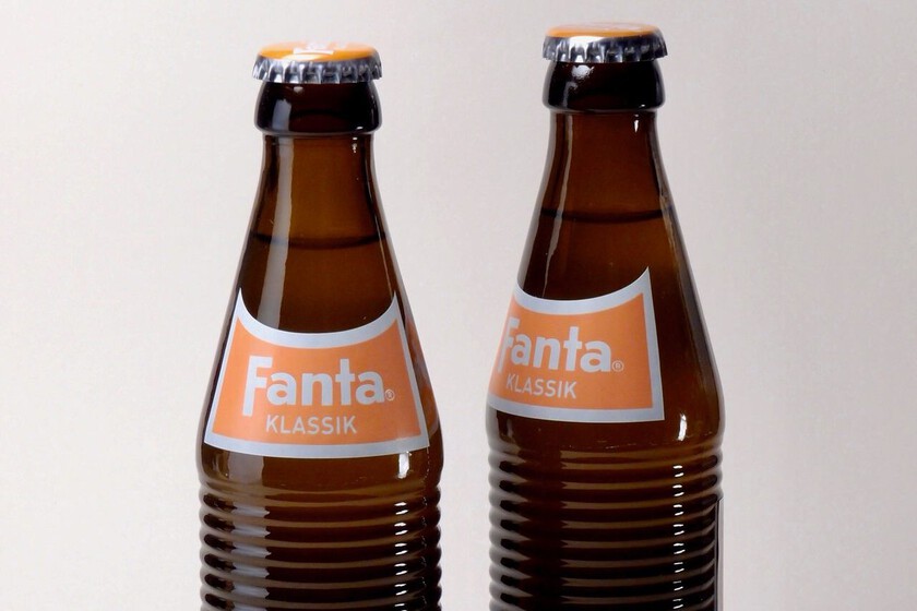 Botella vintage de Fanta junto a ingredientes originales: suero de leche y cáscaras de fruta de los años 40