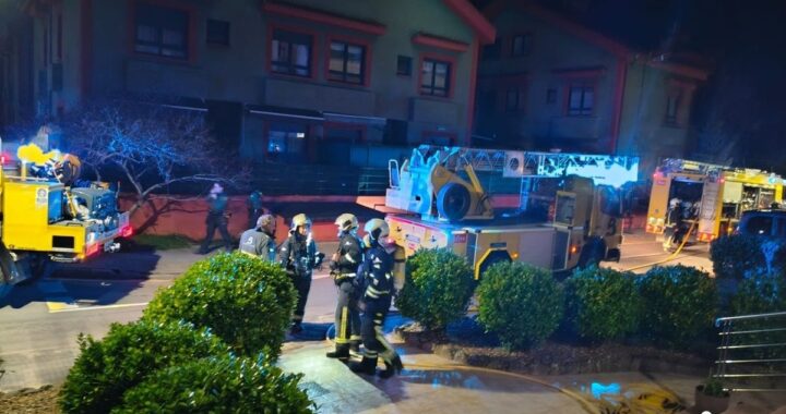 Bomberos con mangueras apagan incendio nocturno en hotel de Arriondas mientras huéspedes evacúan en pijama