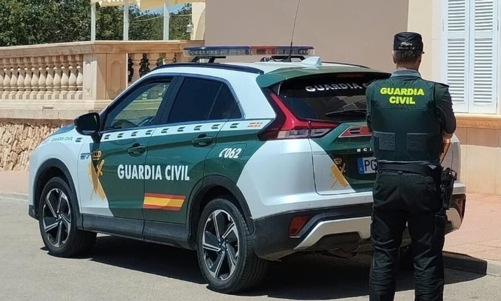 Agente de la Guardia Civil registra un coche en s’Arenal con drogas ocultas en el maletero tras maniobra sospechosa