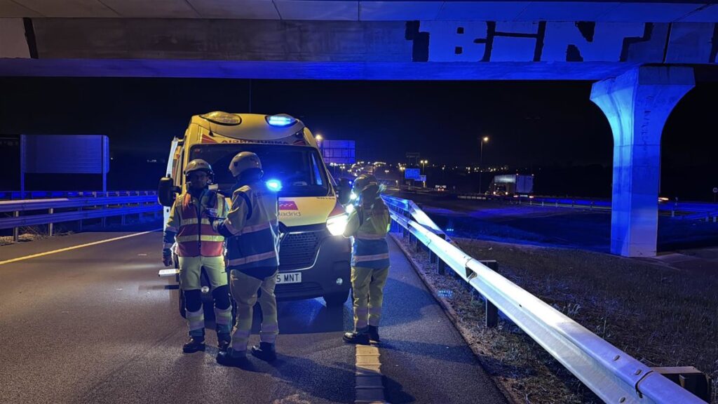 Agentes de emergencia trabajando en el kilómetro 56 de la M-50 tras atropello mortal a un hombre de 51 años