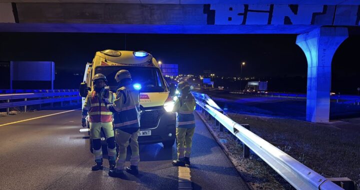 Agentes de emergencia trabajando en el kilómetro 56 de la M-50 tras atropello mortal a un hombre de 51 años
