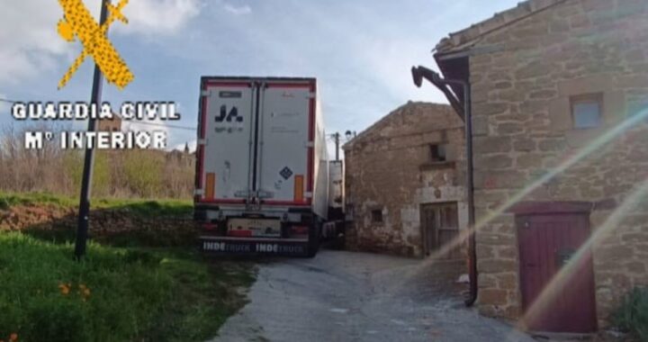 Camión de 25 toneladas bloqueado en calle estrecha de Senosiáin por error de GPS