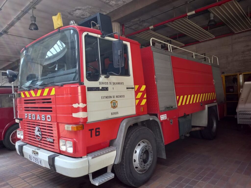 Bomberos trabajando en edificio con humo tras incendio en calle céntrica de Burgos