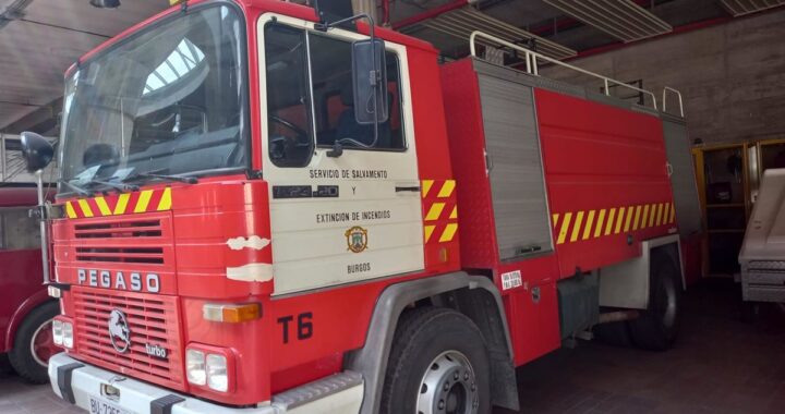 Bomberos trabajando en edificio con humo tras incendio en calle céntrica de Burgos