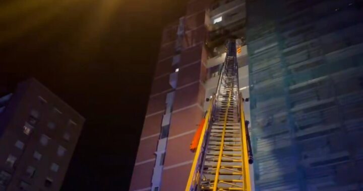 Bomberos rescatando a una anciana de 80 años desde el balcón de un piso en llamas en planta 9ª