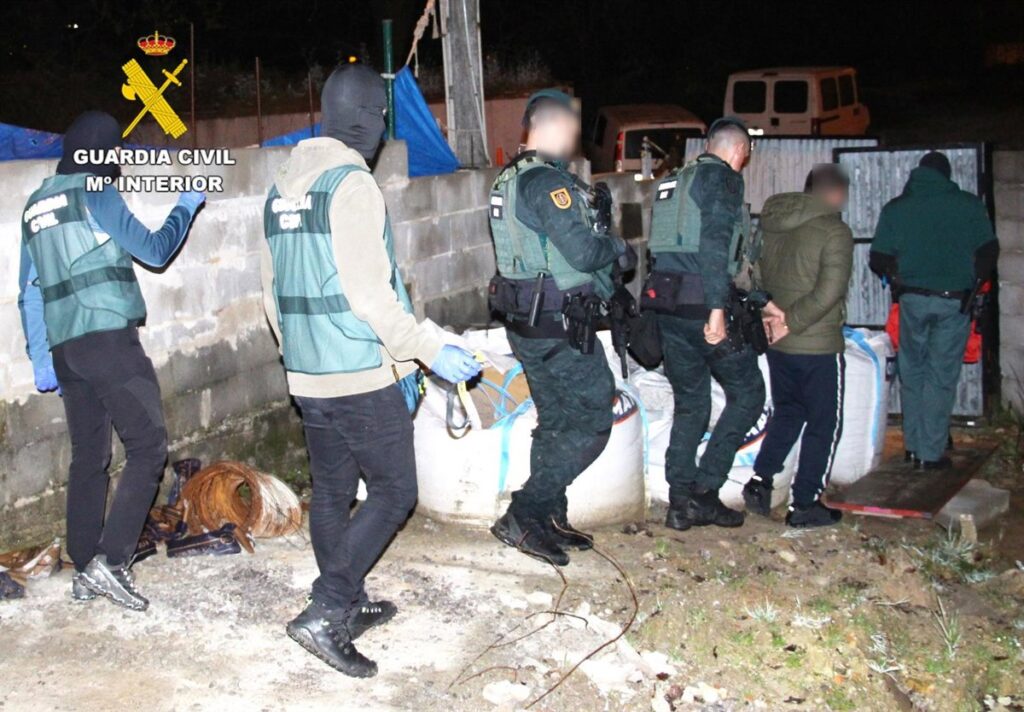 Agentes de la Guardia Civil registrando vehículos de lujo y joyas de oro incautadas al clan por lavado de 1,5 millones