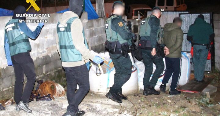 Agentes de la Guardia Civil registrando vehículos de lujo y joyas de oro incautadas al clan por lavado de 1,5 millones