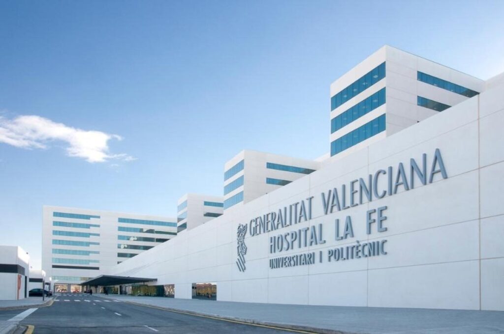 Manos diminutas de un bebé de 11 meses conectado a sueros en una UCI pediátrica por desnutrición y exposición a cocaína