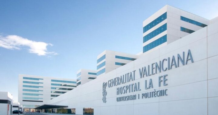 Manos diminutas de un bebé de 11 meses conectado a sueros en una UCI pediátrica por desnutrición y exposición a cocaína