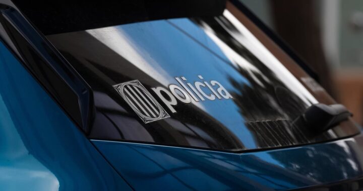 Agentes de los Mossos d'Esquadra detienen a un joven tras robo violento en comercio de Lleida con caja registradora forzada