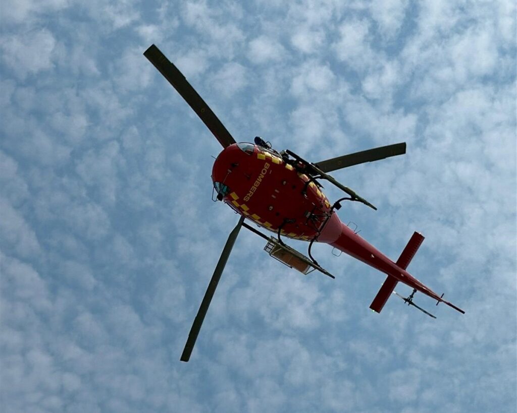 Helicóptero Milana rescatando a un senderista lesionado en acantilados de Mallorca con equipo médico a bordo