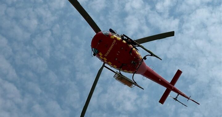 Helicóptero Milana rescatando a un senderista lesionado en acantilados de Mallorca con equipo médico a bordo