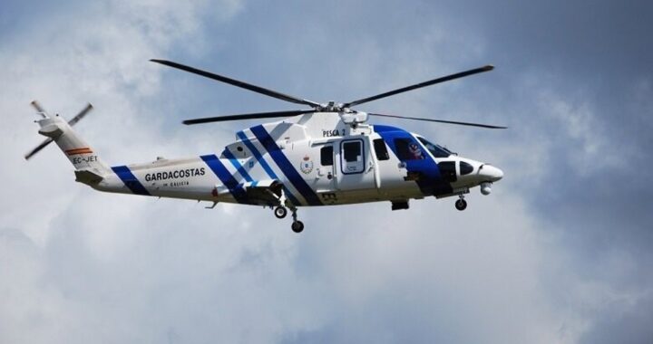 Helicóptero Pesca II izando a un motorista herido en acantilados de Pedra do Sal con equipo de rescate en rápel