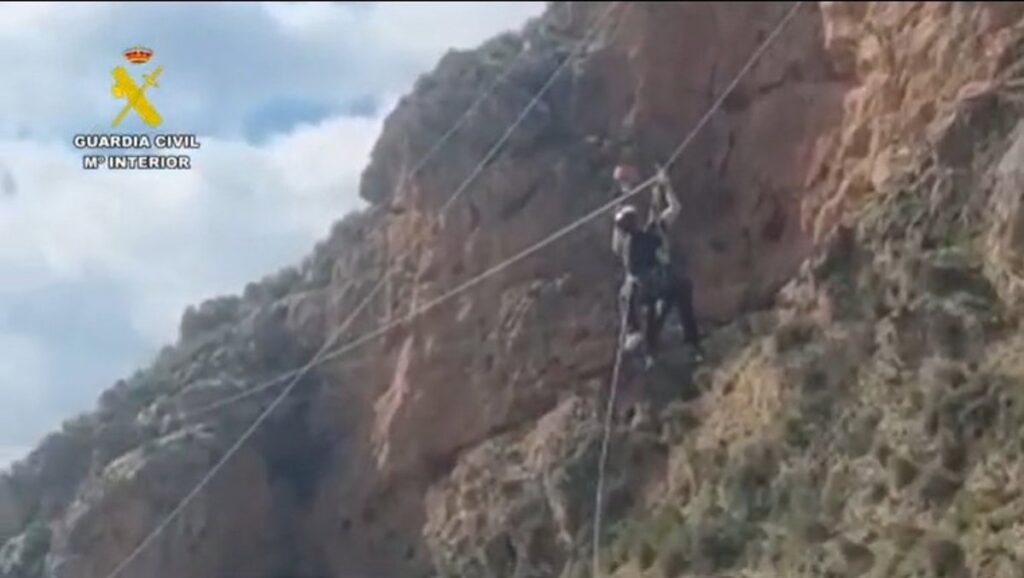 Equipo de rescate del GREIM izando a una mujer atrapada en tirolina a 20 metros de altura en Sierra Nevada