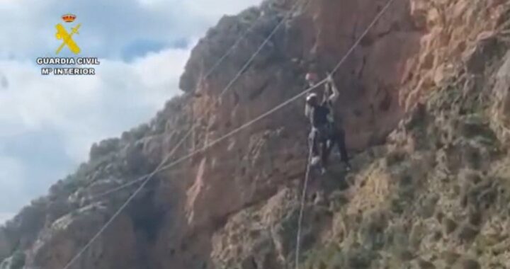 Equipo de rescate del GREIM izando a una mujer atrapada en tirolina a 20 metros de altura en Sierra Nevada