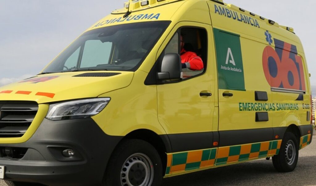 Accidente nocturno en la A-7 de Estepona con coches de emergencia y luces intermitentes en el kilómetro 1072