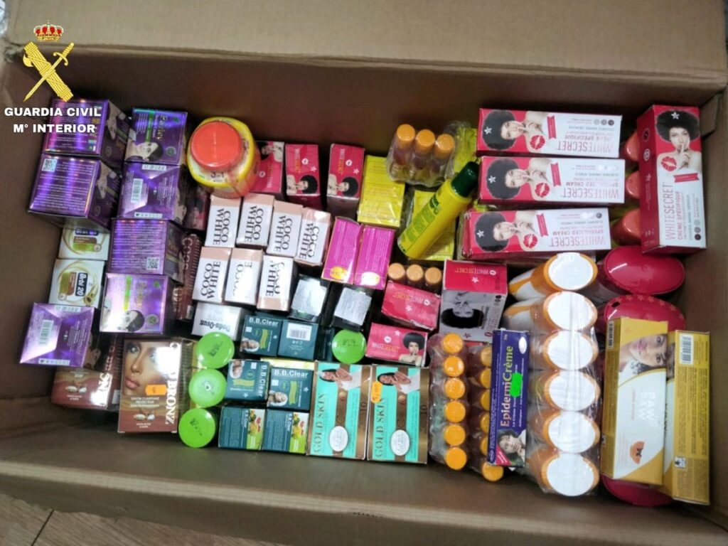 Agente inspeccionando cremas con corticoides incautadas en peluquerías de Gran Canaria, con etiquetas falsas y envases sin garantía sanitaria