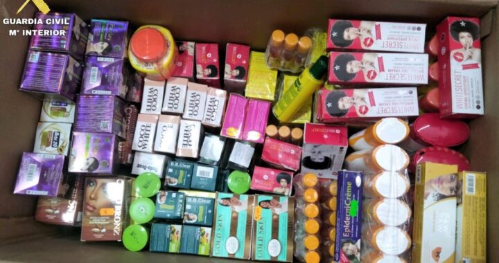 Agente inspeccionando cremas con corticoides incautadas en peluquerías de Gran Canaria, con etiquetas falsas y envases sin garantía sanitaria
