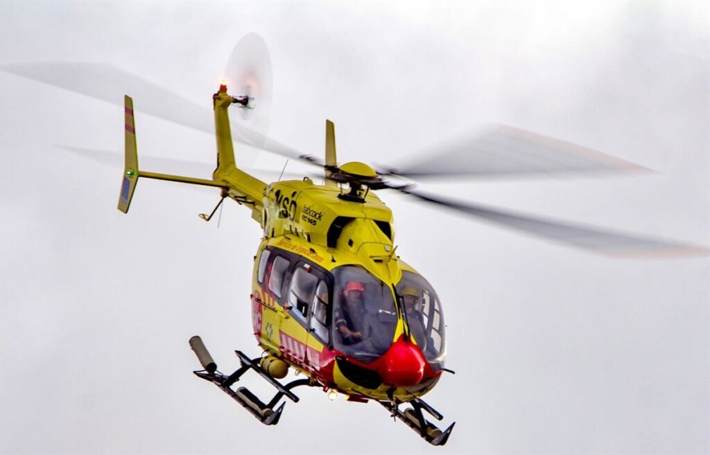 Helicóptero medicalizado rescatando a ciclista herido en curva peligrosa de la TF-21 cerca de Vilaflor