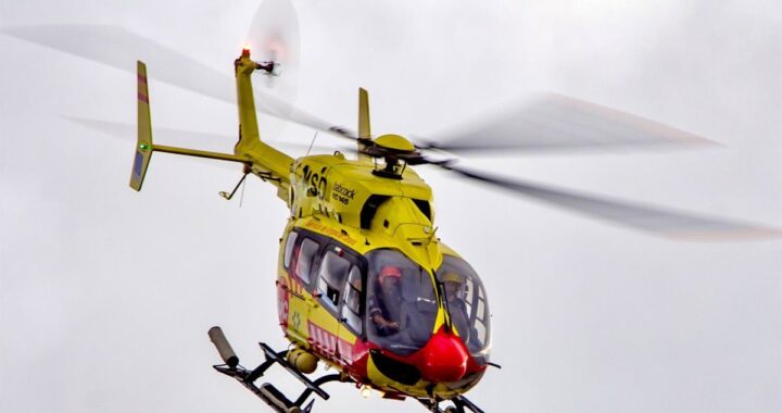 Helicóptero medicalizado rescatando a ciclista herido en curva peligrosa de la TF-21 cerca de Vilaflor