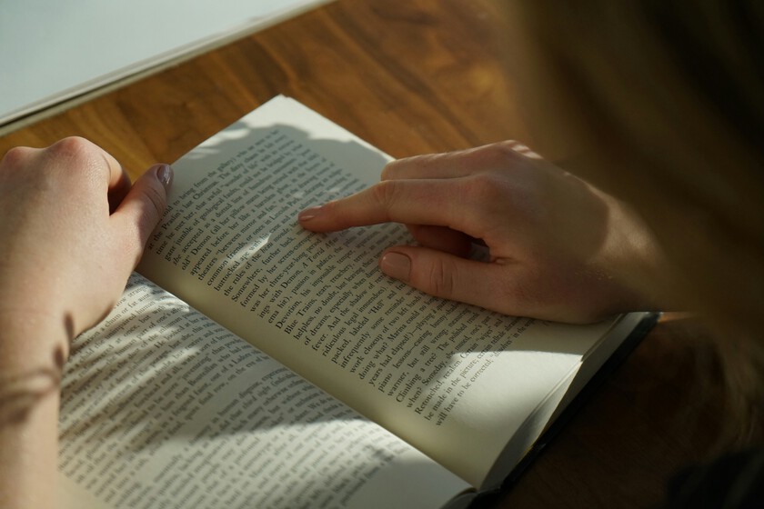 Gráfico comparativo de longitud de frases en bestsellers: de 22 palabras en 1930 a 12 hoy, con libros clásicos y modernos superpuestos