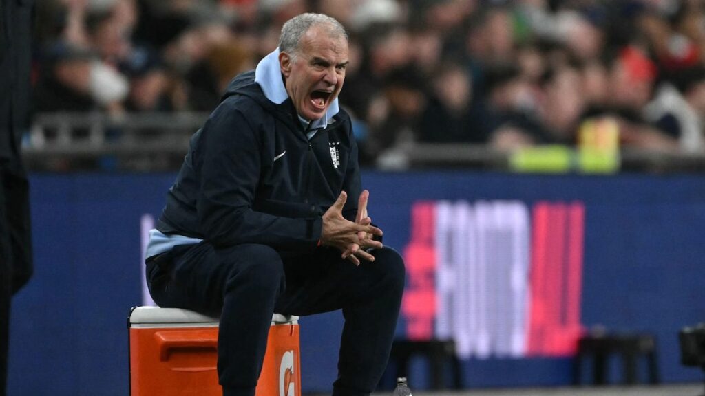 Marcelo Bielsa analiza en conferéncia a Argelia, rival de Argentina en el Mundial 2026, con imagen de Riyad Mahrez en acción