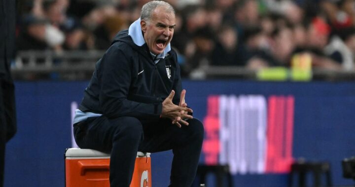 Marcelo Bielsa analiza en conferéncia a Argelia, rival de Argentina en el Mundial 2026, con imagen de Riyad Mahrez en acción
