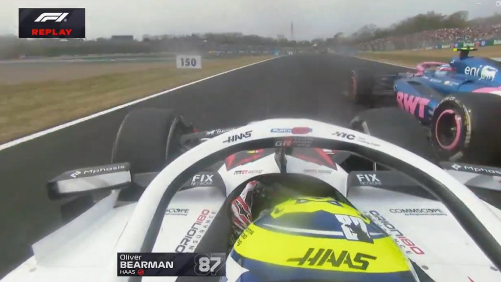 Monoplaza de Haas destruido tras impacto a 300 km/h en la curva Spoon de Suzuka, con marcas de 50G en la carrocería