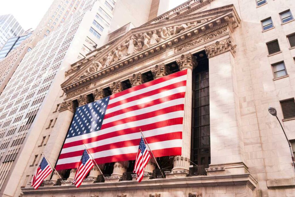 Gráfico comparativo del Nasdaq en máximos históricos vs caída del Dow Jones en bolsa