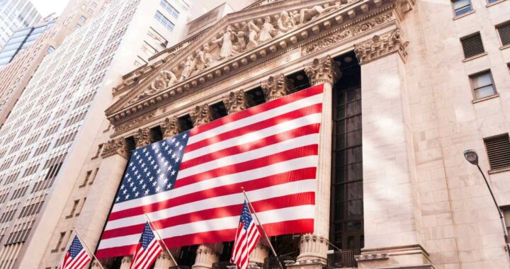 Gráfico comparativo del Nasdaq en máximos históricos vs caída del Dow Jones en bolsa