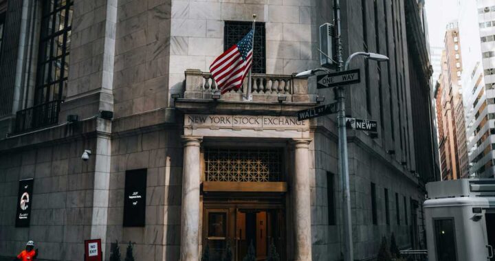 Gráfico del Dow Jones en rojo con flechas señalando caídas históricas tras datos de PPI e informes bancarios de Goldman y JPMorgan
