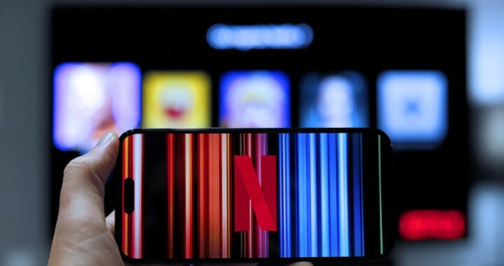 Gráfico de caída del 9% en acciones de Netflix tras adoptar publicidad en su plataforma