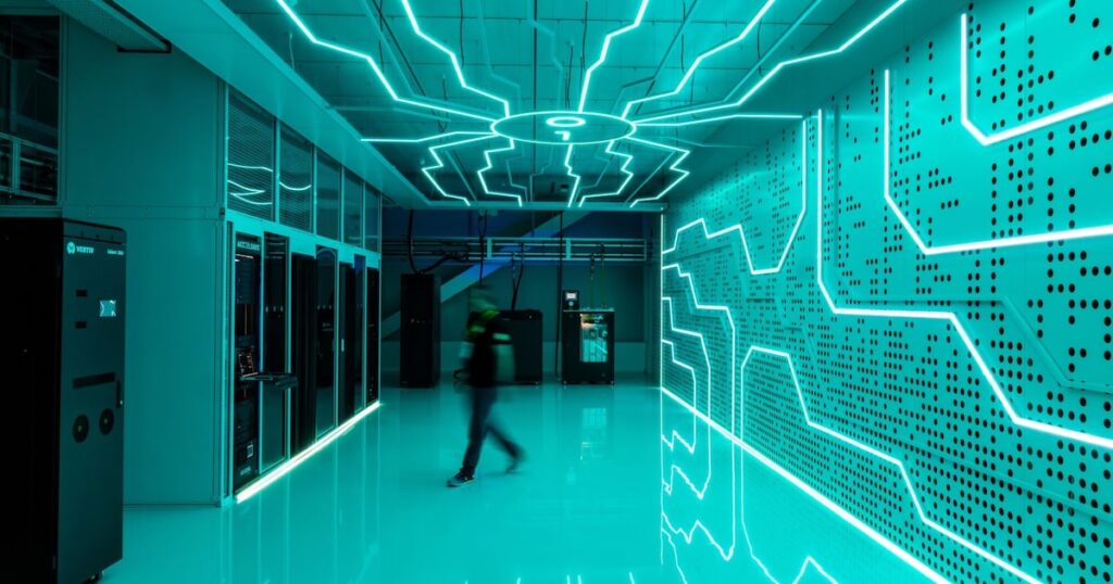 Fila de servidores en centro de datos con luces parpadeantes, símbolo del *boom* de IA que impulsa a México en semiconductores