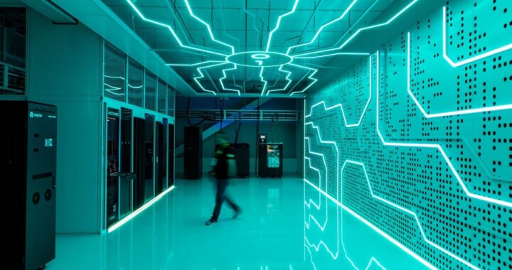 Fila de servidores en centro de datos con luces parpadeantes, símbolo del *boom* de IA que impulsa a México en semiconductores