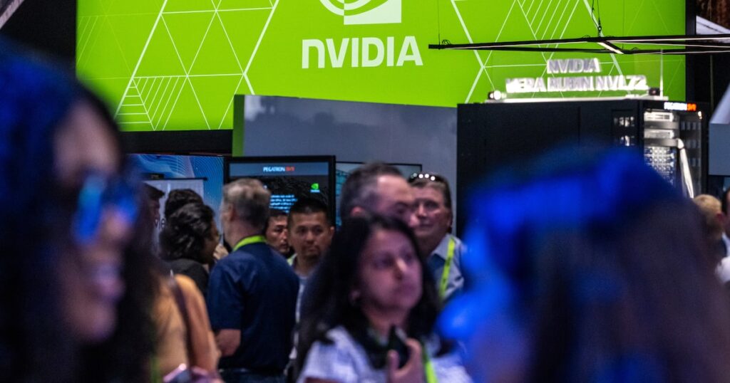 Gráfico de acciones de Nvidia acercándose a los 200 dólares con chips de IA en primer plano