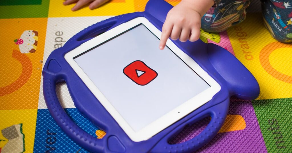 Pantalla de tablet mostrando un video infantil generado por IA con colores llamativos y personajes genéricos, ejemplo de 'basura de IA'