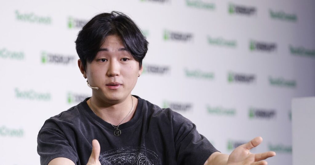 Roy Lee, CEO de Cluely, confiesa en TechCrunch Disrupt 2025 la manipulación del ARR de su startup de IA