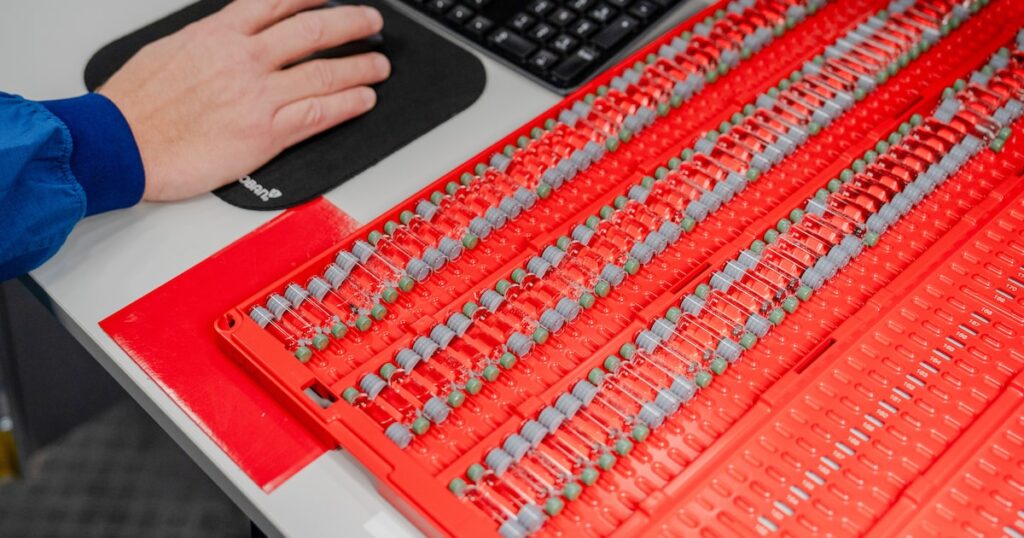 Científico analizando datos de IA en laboratorio con gráficos de desarrollo acelerado de fármacos contra obesidad