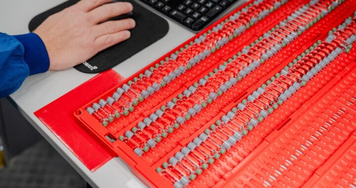 Científico analizando datos de IA en laboratorio con gráficos de desarrollo acelerado de fármacos contra obesidad