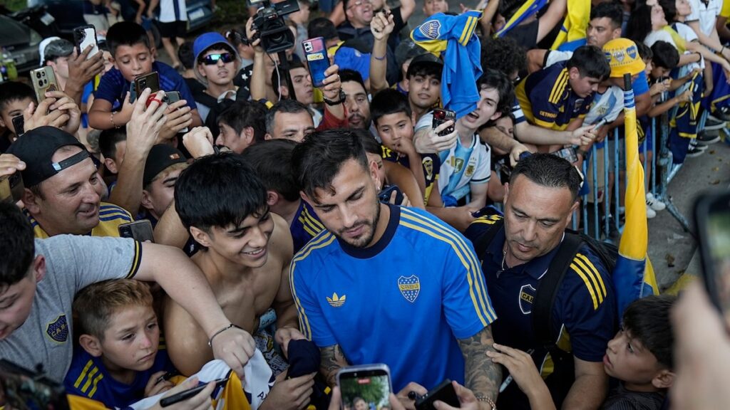 Claudio Ubeda analiza tácticas con el plantel de Boca Juniors antes del debut en Libertadores 2026, con 49 jugadores en la lista oficial