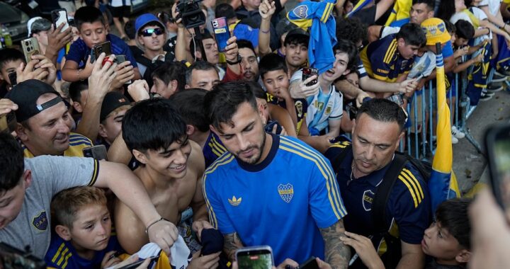 Claudio Ubeda analiza tácticas con el plantel de Boca Juniors antes del debut en Libertadores 2026, con 49 jugadores en la lista oficial