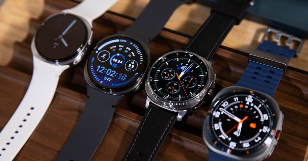 Reloj Galaxy Watch mostrando lectura de presión arterial sistólica y diastólica en su pantalla con sensor PPG activado