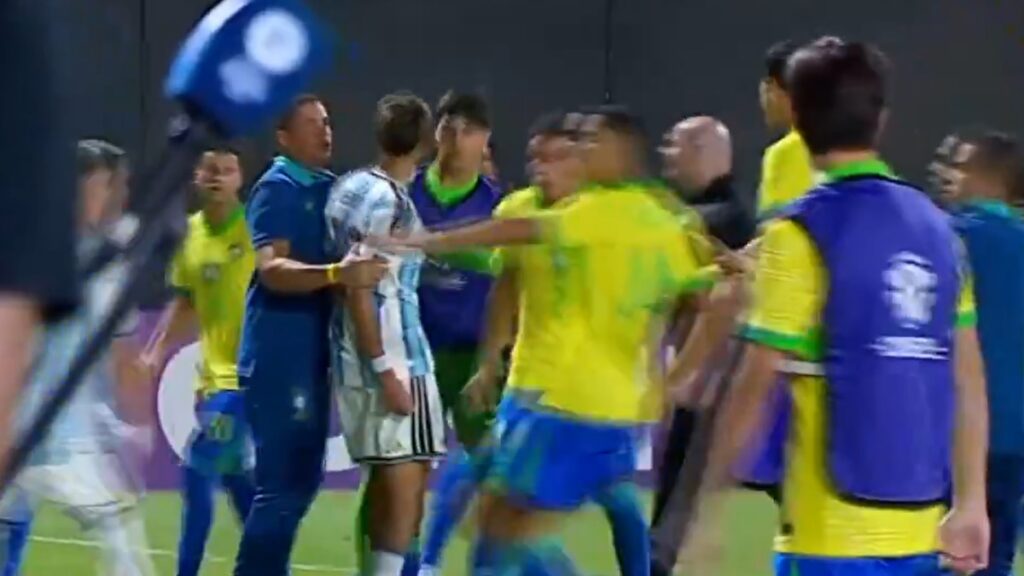 Jugadores de Argentina y Brasil en pleno caos durante el Sub 17, con empujones y rostro de frustración tras el 3-0