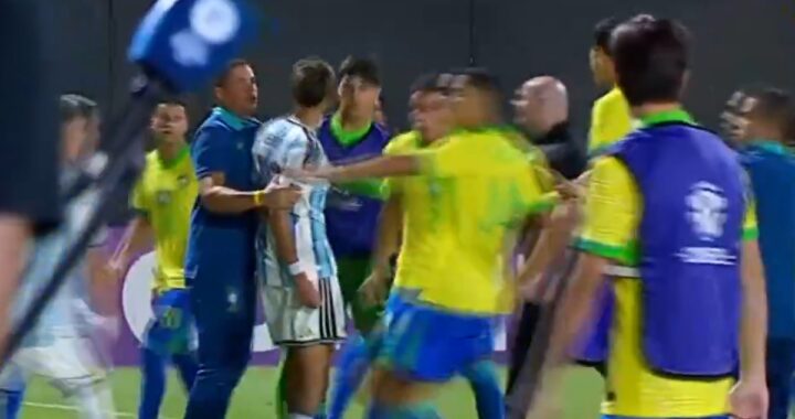 Jugadores de Argentina y Brasil en pleno caos durante el Sub 17, con empujones y rostro de frustración tras el 3-0
