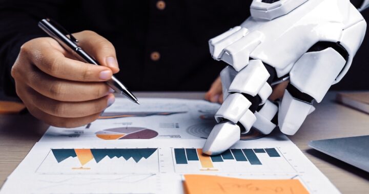 Diagrama de los 7 elementos clave de un prompt profesional para IA con ejemplos visuales y datos de OpenAI 2023