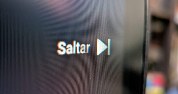 Pantalla de smart TV mostrando anuncio de 90 segundos no saltable en YouTube con barra de progreso congelada