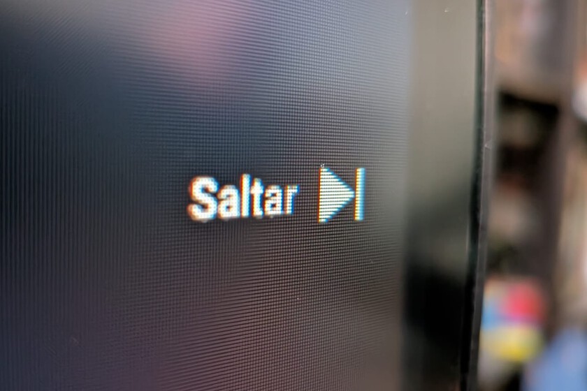Pantalla de smart TV mostrando anuncio de 90 segundos no saltable en YouTube con barra de progreso congelada