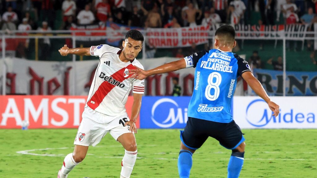 Lucas Martínez Quarta recibe tarjeta roja a los 4 minutos en partido de River vs Blooming en Bolivia