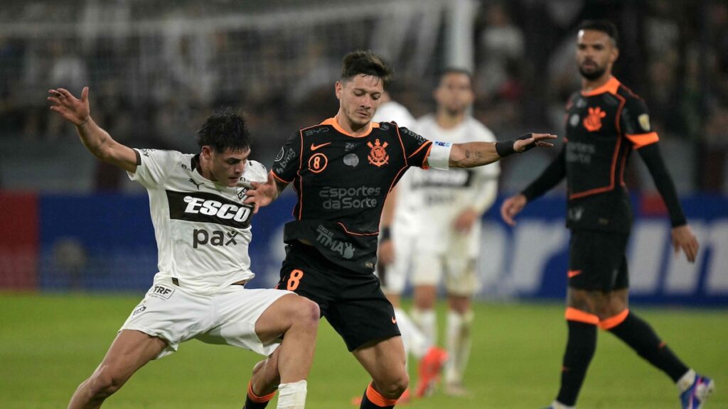Hinchada de Platense con banderas 'De Saavedra al continente' en el debut en Libertadores vs Corinthians