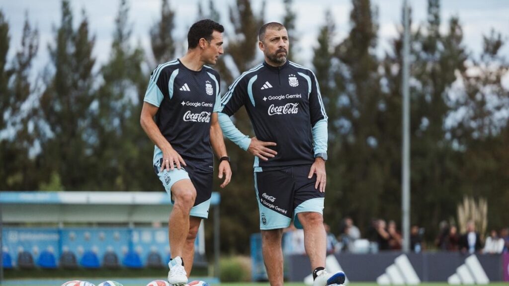Cristian Romero con venda en la rodilla tras lesión que lo deja fuera del Mundial 2026, caminando por Londres con expresión de dolor